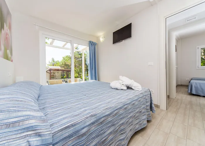 Hotel Villaggio La Pescaccia 2*