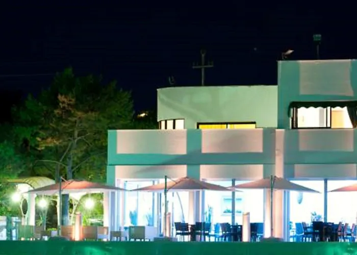 Hotel Villaggio La Pescaccia 2*