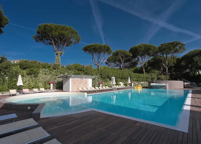 Hotel Villaggio La Pescaccia 2*