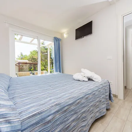 Hotel Villaggio La Pescaccia 2*